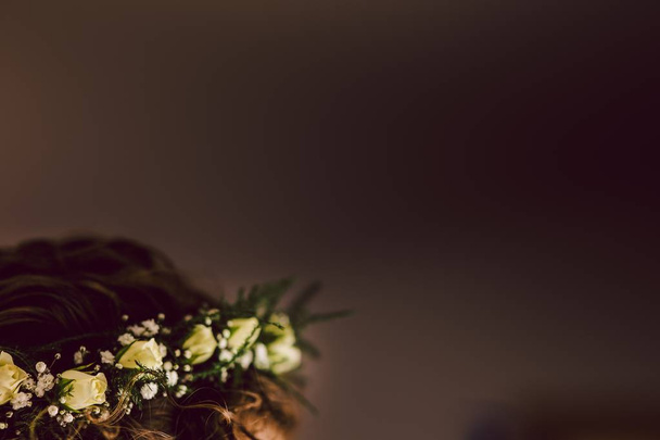 Диадем белых цветов на изогнутых волосах невесты
. - Фото, изображение
