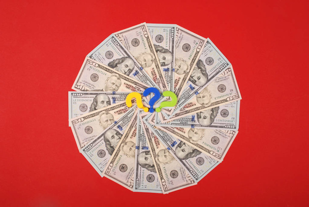 Vraagteken op Mandala caleidoscoop van geld. - Foto, afbeelding
