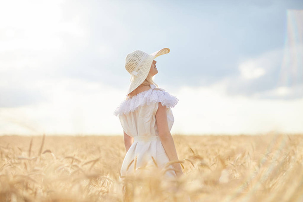 caucasian woman in hat on wheat field during daytime - Fotoğraf, Görsel