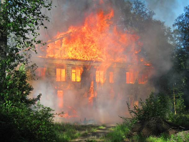 Hoří dům. Velká dřevěná budova kompletně zničená ohněm - Fotografie, Obrázek