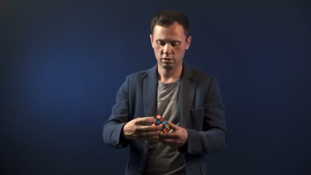 Illusionistický muž s kostkou Rubiks - Záběry, video