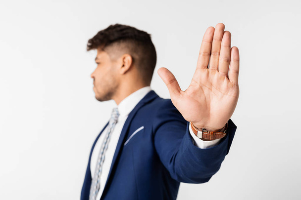 jovem hispânico homem fazendo parar gesto no fundo branco
 - Foto, Imagem