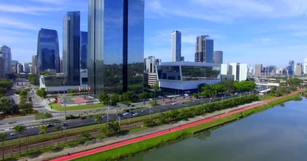 Arquitetura moderna. Edifício moderno no mundo. Vista aérea da Avenida Marginal Pinheiros e rio
.   - Filmagem, Vídeo