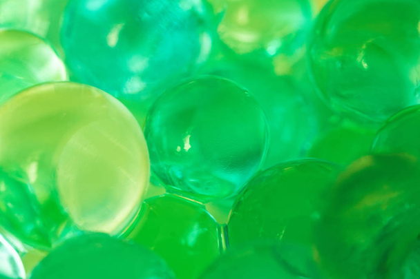卵のように見える緑色のゲルボール。クローズ アップ。背景。新鮮 - 写真・画像