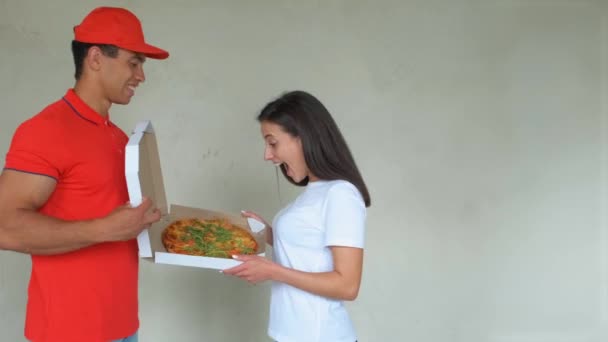 Mladá hezká poslíček na pizzu. Hezká holka má pizzu. koncepce dodávky potravin. - Záběry, video