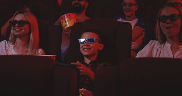 Poika katsomassa komedia elokuva elokuva
 - Valokuva, kuva