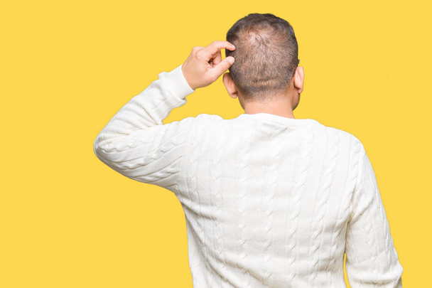 Араб средних лет в очках на изолированном фоне задом наперед думает о сомнениях с рукой на голове.
 - Фото, изображение
