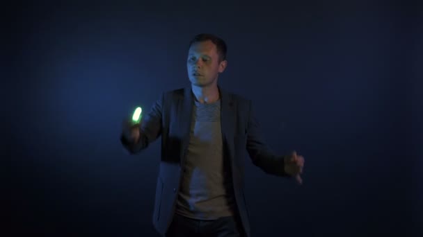 Video z iluzionistického muže se světly - Záběry, video