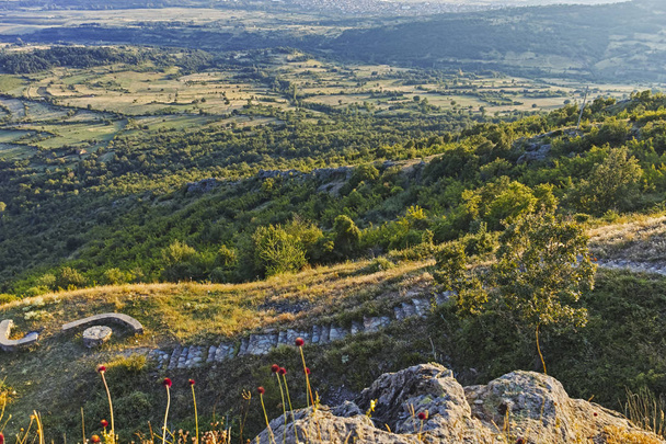 Vista al atardecer de la montaña Osogovo, Macedonia del Norte
 - Foto, Imagen
