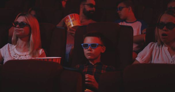 Мальчик смотрит комедийный фильм в кино
 - Фото, изображение