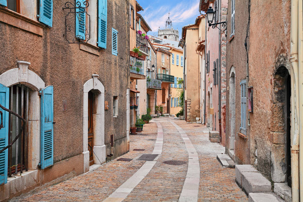 Mons, Var, Provence, Fransa: eski şehirde pitoresk sokak - Fotoğraf, Görsel