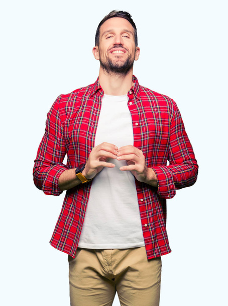 Przystojny mężczyzna ubrany casual shirt ręce razem i palce skrzyżowane uśmiechnięty zrelaksowany i wesoły. Sukces i optymizm - Zdjęcie, obraz