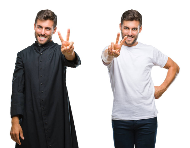 Колаж красивого молодого чоловіка і католицького священика над ізольованим тлом, посміхаючись дивитися в камеру, показуючи пальці роблячи знак перемоги. Номер два
. - Фото, зображення