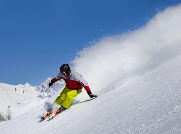 Esquiador descendente agressivo
 - Foto, Imagem