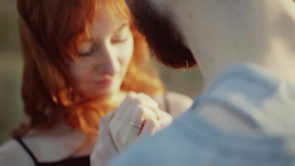 Close portret van man kussen vrouwelijke hand met trouwring op vinger - Video