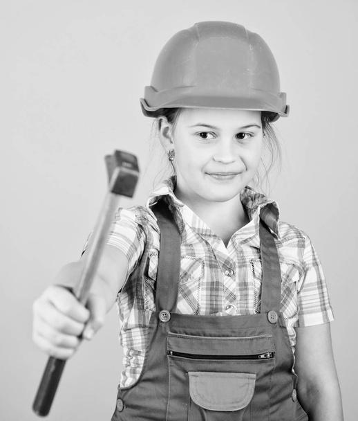 Labor day. 1 may. repair shop. hammer in hand of small girl repairing in workshop. Foreman inspector. Little girl in helmet with hammer. Kid worker in hard hat. I know everything about work - Φωτογραφία, εικόνα