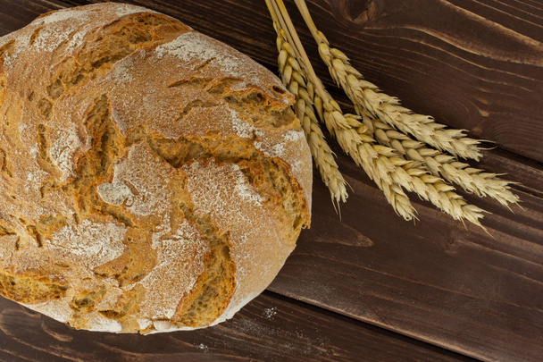 Rozs búza kenyér a barna fa - Fotó, kép