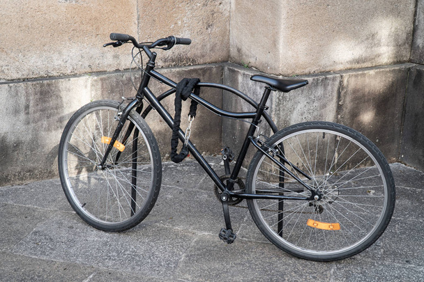 Заблокований велосипед припаркований на вулиці
 - Фото, зображення