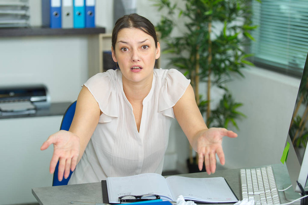 Zdesperowana businesswoman zaniepokojony w biurze - Zdjęcie, obraz