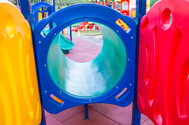 Coloridos niños Parque infantil con toboganes y columpios al aire libre en el Parque en verano
 - Foto, Imagen