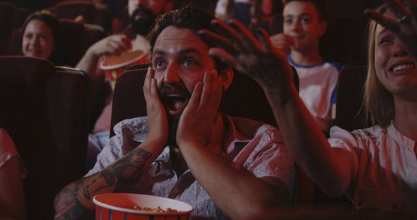 Los cinéfilos viendo películas de comedia en el cine
 - Foto, Imagen