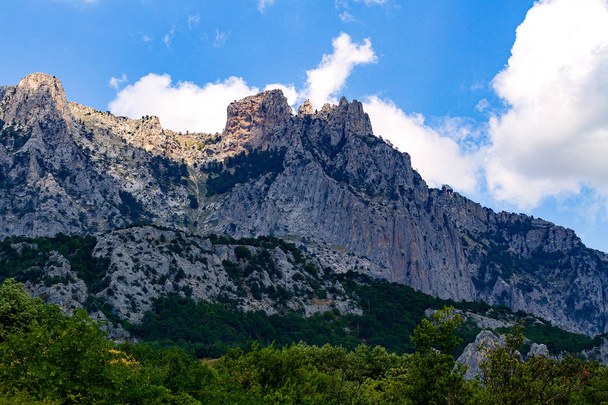 Kallioita Al-Petri vuori vastaan bluse taivas ja valkoiset pilvet
 - Valokuva, kuva