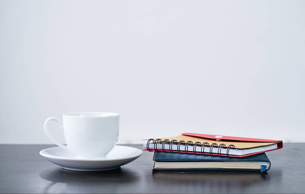 Koffiekop en notitieboekje op Bureau - Foto, afbeelding