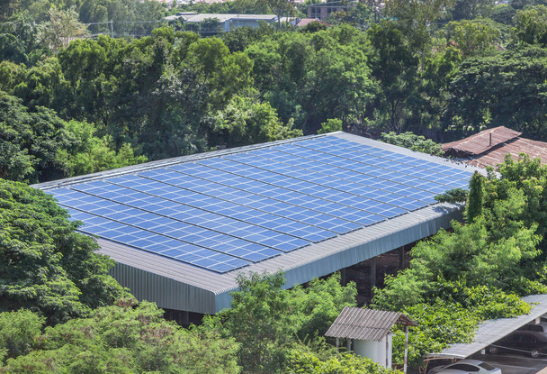多結晶シリコン太陽電池や屋根工場に設置された太陽光発電の列は、太陽からの太陽光を吸収する空を上がります  - 写真・画像