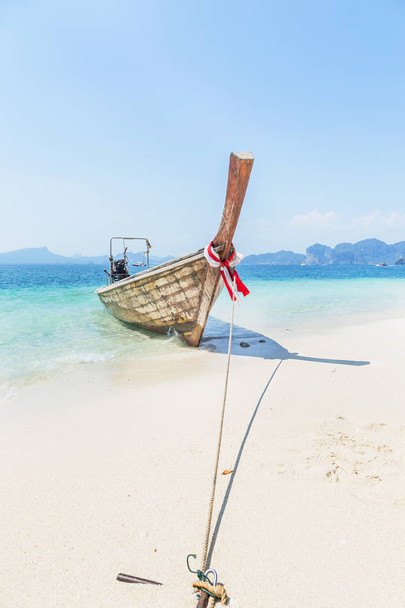 Barco de cauda longa de madeira amarração na praia tropical em Poda ilha Krabi Tailândia no dia ensolarado dia de verão
 - Foto, Imagem