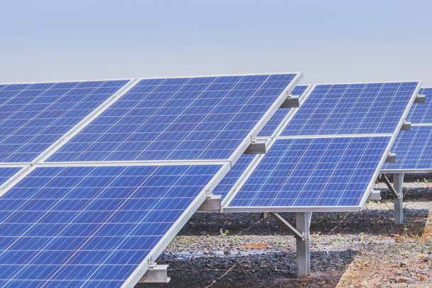Close-up rijen array van polykristallijne silicium zonnecellen of fotovoltaïsche cellen in Solar Power plant station up hemelwaarts absorberen het zonlicht van de zon  - Foto, afbeelding