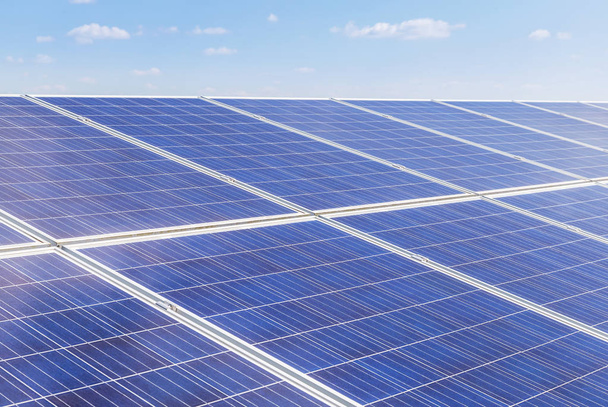           Array fileiras de perto de células solares de silício policristalino ou célula fotovoltaica na estação da planta solar
  - Foto, Imagem