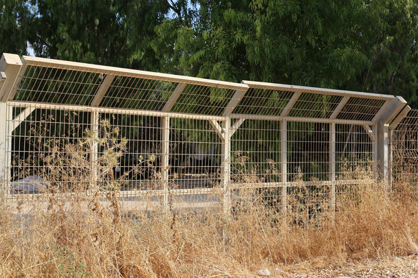 İsrail Devleti'nin kuzeyinde Akdeniz kıyısında bir şehir parkı çit  - Fotoğraf, Görsel