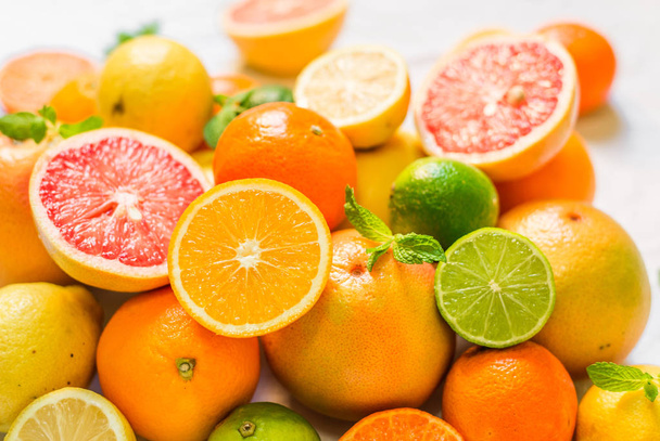 レモン、ライム、オレンジ、グレープフルーツ、みかんのようなカラフルな柑橘系の果物 - 写真・画像