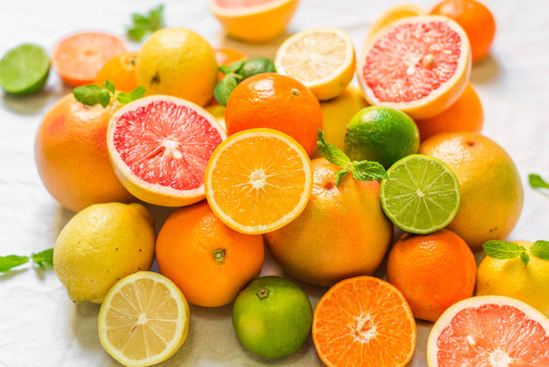 レモン、ライム、オレンジ、グレープフルーツ、みかんのようなカラフルな柑橘系の果物 - 写真・画像