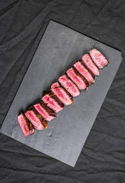 Nueva york tira de carne de res porterhouse filete con adornado y especias
 - Foto, Imagen