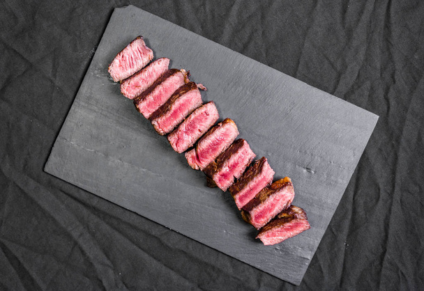 Nueva york tira de carne de res porterhouse filete con adornado y especias
 - Foto, Imagen