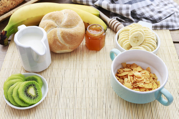 Ontbijt tijd: zacht gekookt ei, Franse croissants, mueslirepen, - Foto, afbeelding