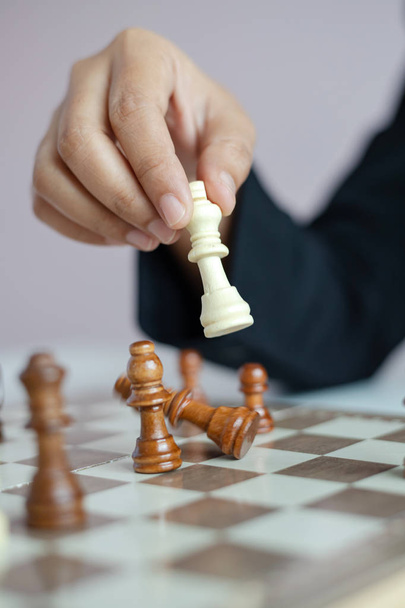 チェスボードをプレイするビジネスウーマンのクローズアップショットハンド  - 写真・画像