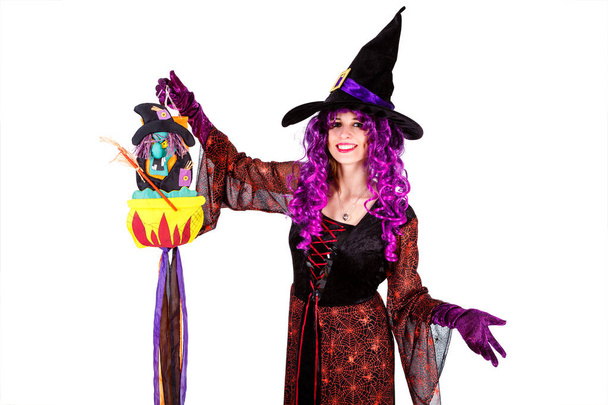 Jovencita vestida con traje de bruja de Halloween carnaval, mostrar emociones de bruja sobre fondo blanco aislado
 - Foto, imagen
