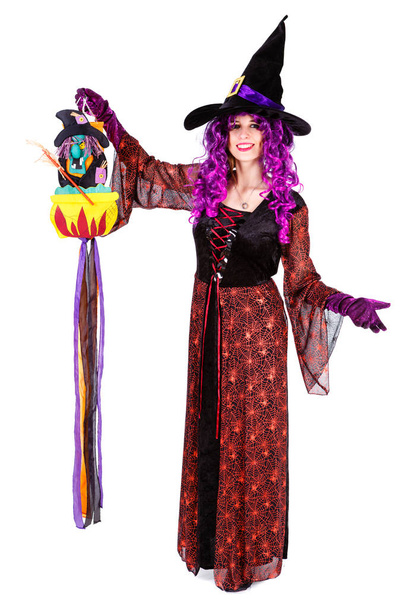 Jonge dame gekleed in Halloween heks costum carnaval, Toon emoties van heks op witte geïsoleerde achtergrond - Foto, afbeelding
