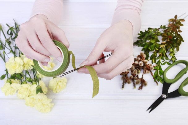 How to make Easter wreath with carnation, buxus and catkins - Fotografie, Obrázek