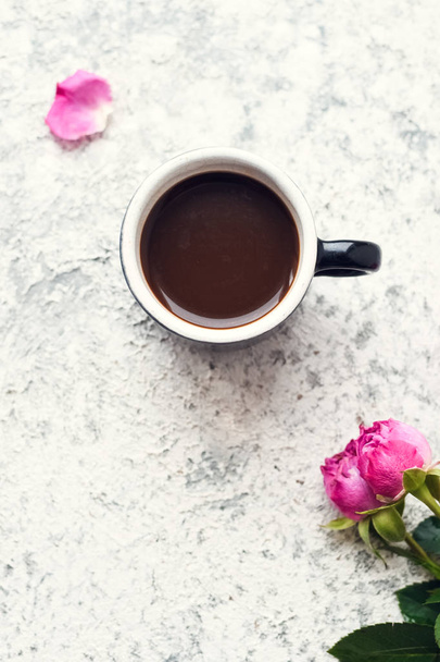 Taza de café de la mañana y ramo de rosas rosadas
 - Foto, imagen