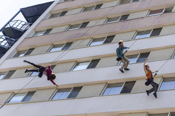 Abstract art dance performance on a building - Valokuva, kuva