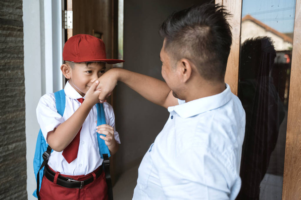 asian elementary student getting ready for school with father - Φωτογραφία, εικόνα