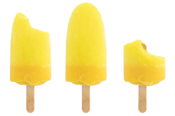Set aus gelbem Ananas-Eis isoliert auf weißem Hintergrund - Foto, Bild
