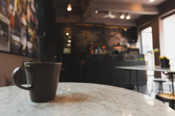 Horká káva espreso v černém kávovém šálku v kavárně - Fotografie, Obrázek