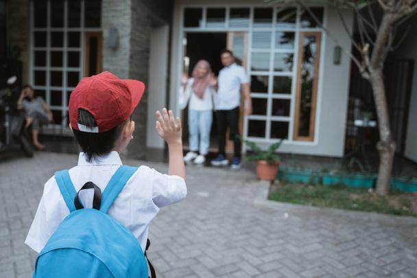 kid waving goodbye to parent before school - Фото, зображення