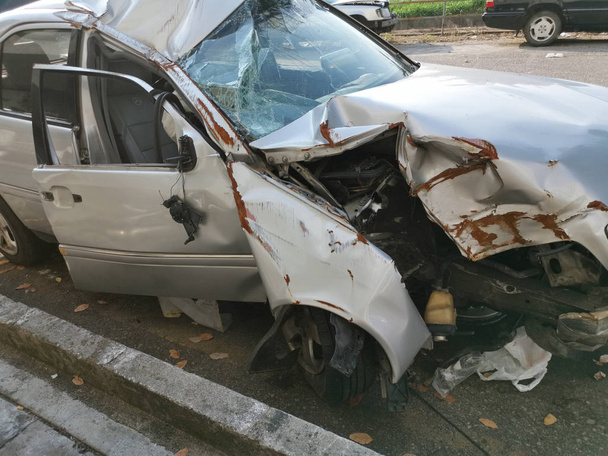 roncsok autó baleset által hagyott az út mentén - Fotó, kép