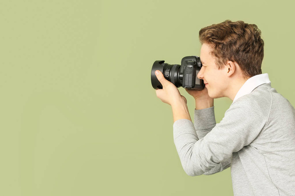 Tiener jongen met fotocamera thuis - Foto, afbeelding