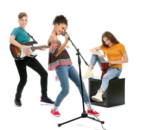 Músicos adolescentes tocando contra fundo branco
 - Foto, Imagem
